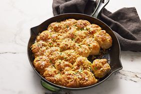 Buttery Pull-Apart Garlic Knots