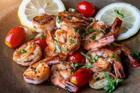 Grilled spicy shrimps with seasoning and vegetables