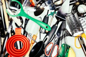 A collection of kitchen utensils in a drawer. 