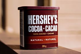 A can of Hershey's Cocoa used for baking, 100% cacao. Label in both English and French.